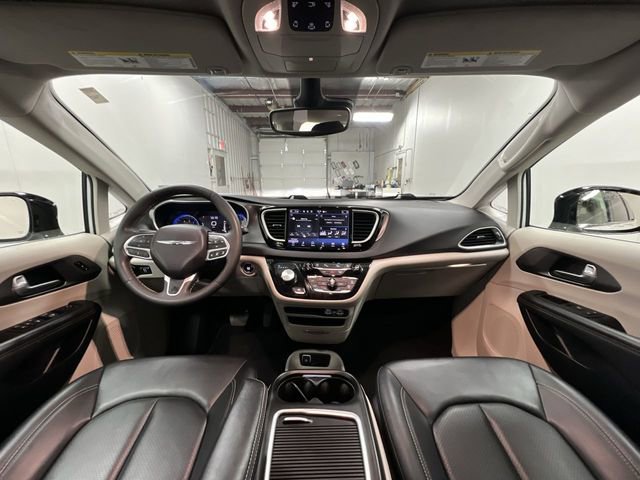 Used 2024 Chrysler Pacifica Touring-L FWD image 19