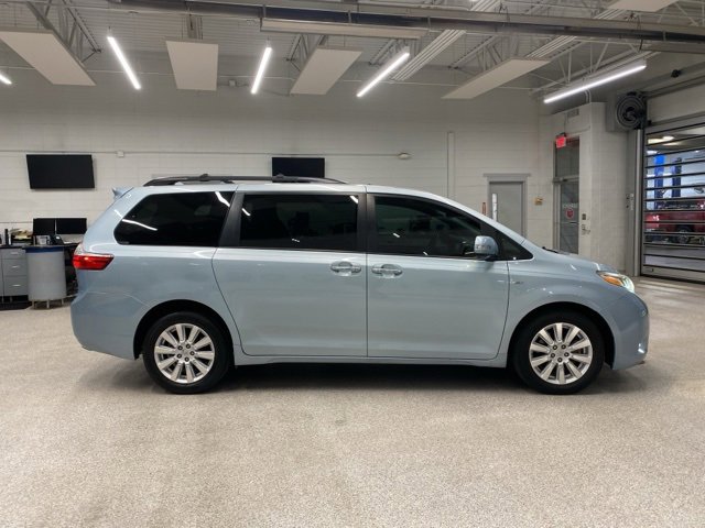 Used 2017 Toyota Sienna Limited image 4