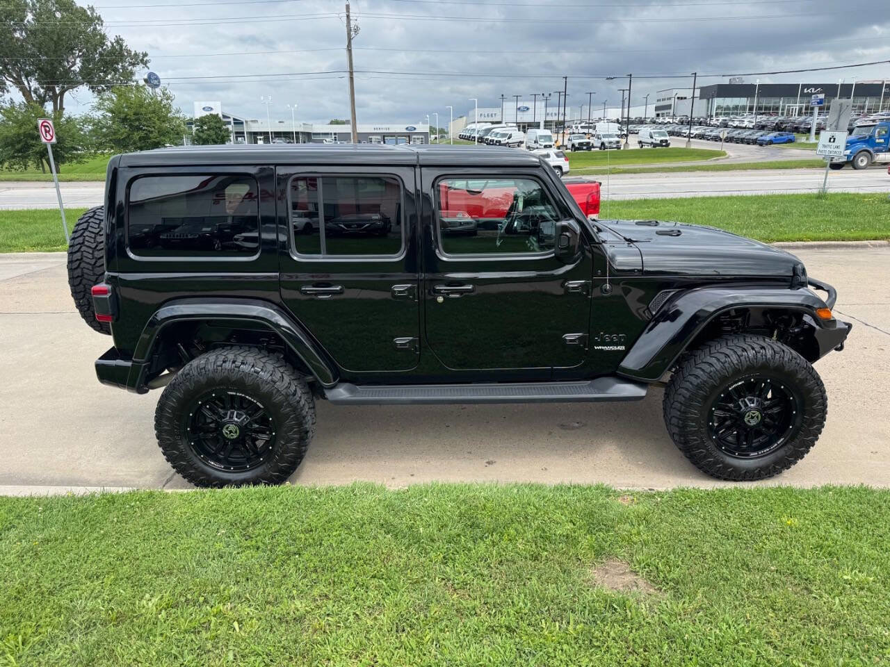 Used 2021 Jeep Wrangler Unlimited Sahara image 6