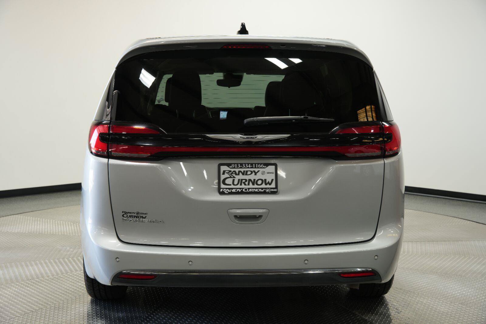 Used 2023 Chrysler Pacifica Touring-L FWD image 7