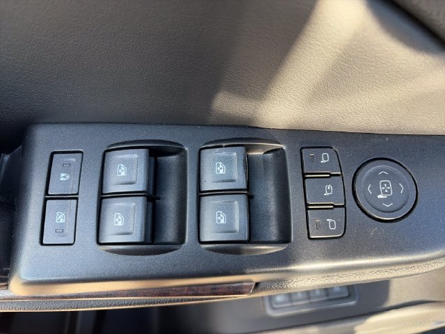 Used 2017 GMC Yukon SLT w/ Premium Edition AWD/4WD image 9