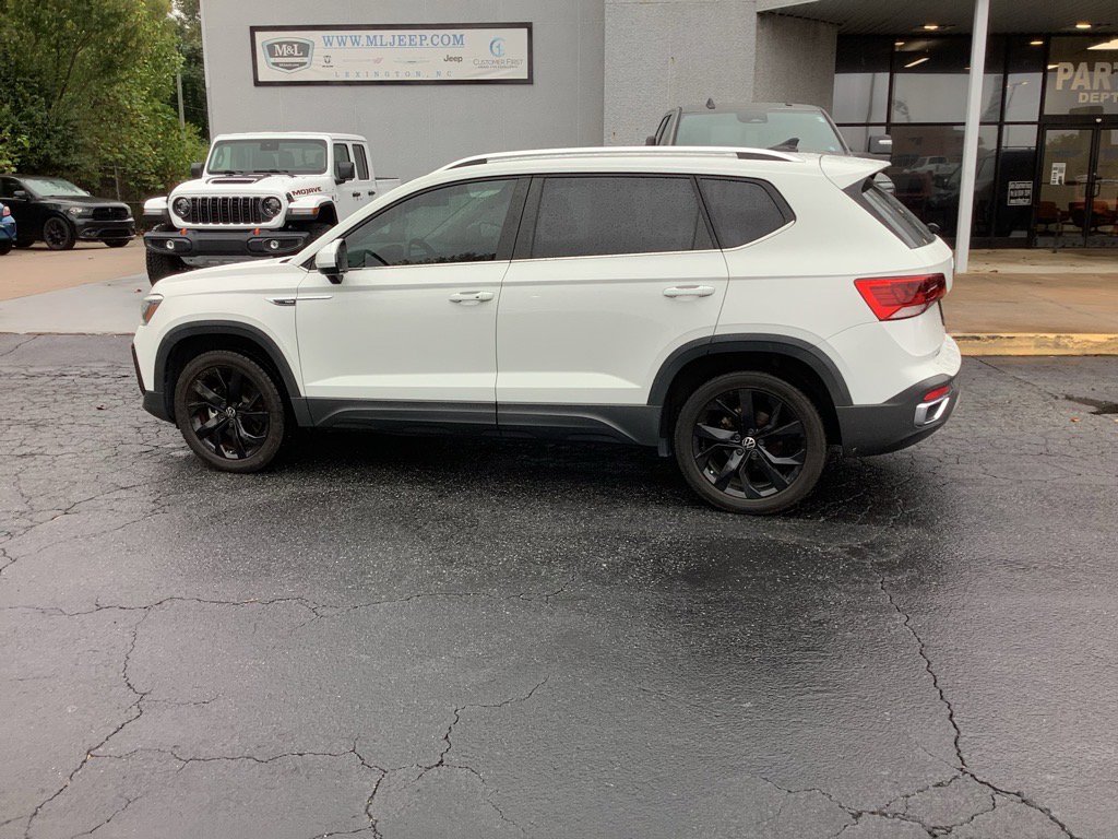 Used 2022 Volkswagen Taos SE w/ Panoramic Sunroof Package