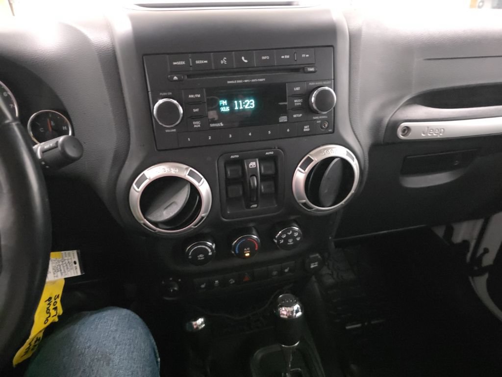 Used 2016 Jeep Wrangler Unlimited Rubicon w/ Connectivity Group AWD/4WD image 17