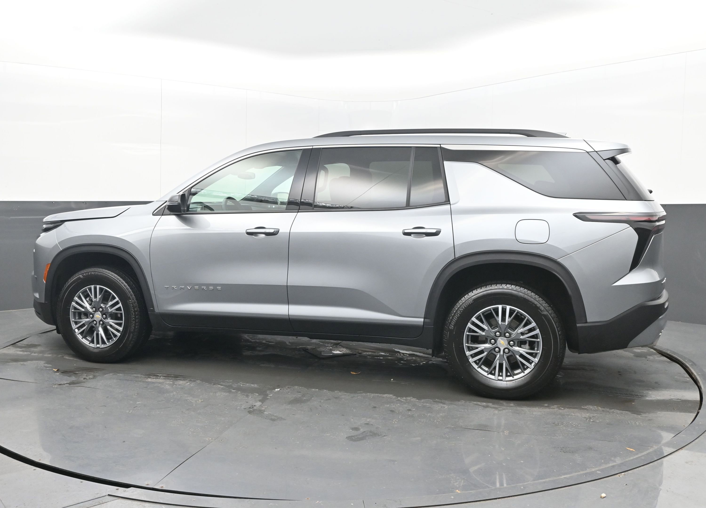 Used 2025 Chevrolet Traverse LT image 7