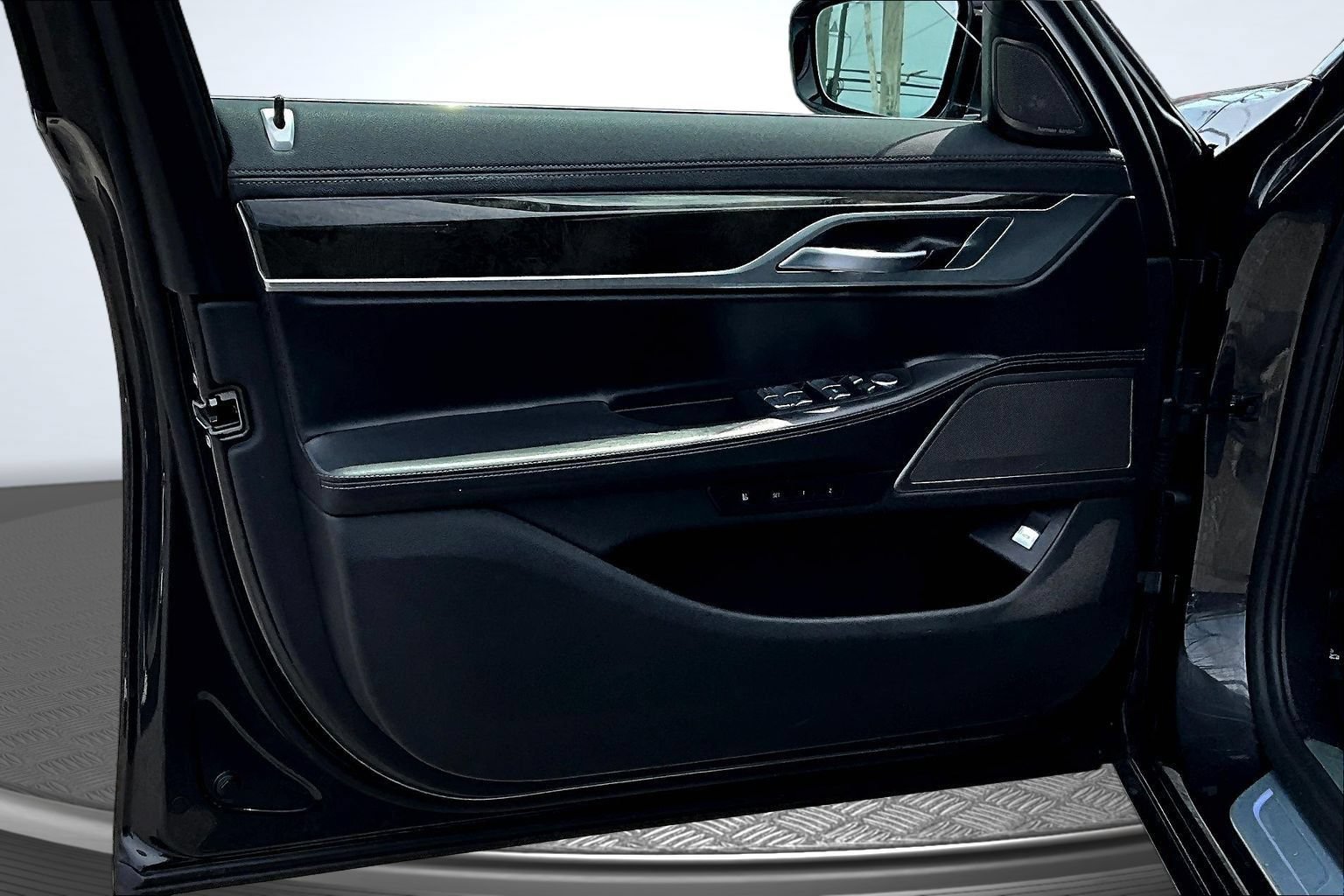 Used 2022 BMW 740i RWD image 18