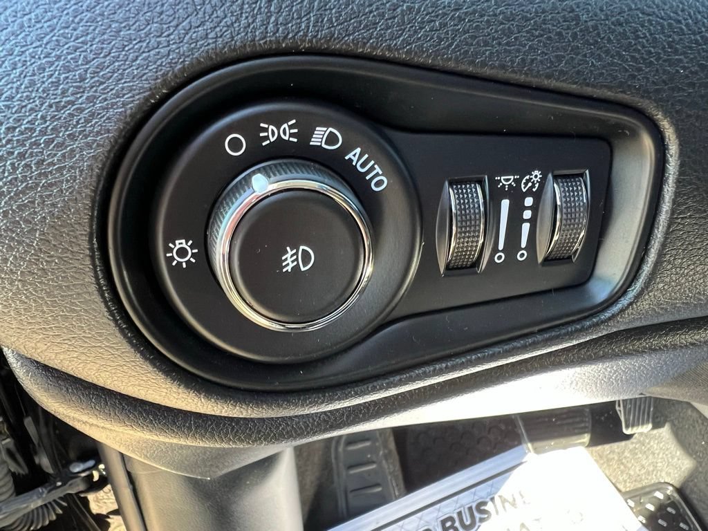 Used 2022 Jeep Renegade Latitude AWD/4WD image 27