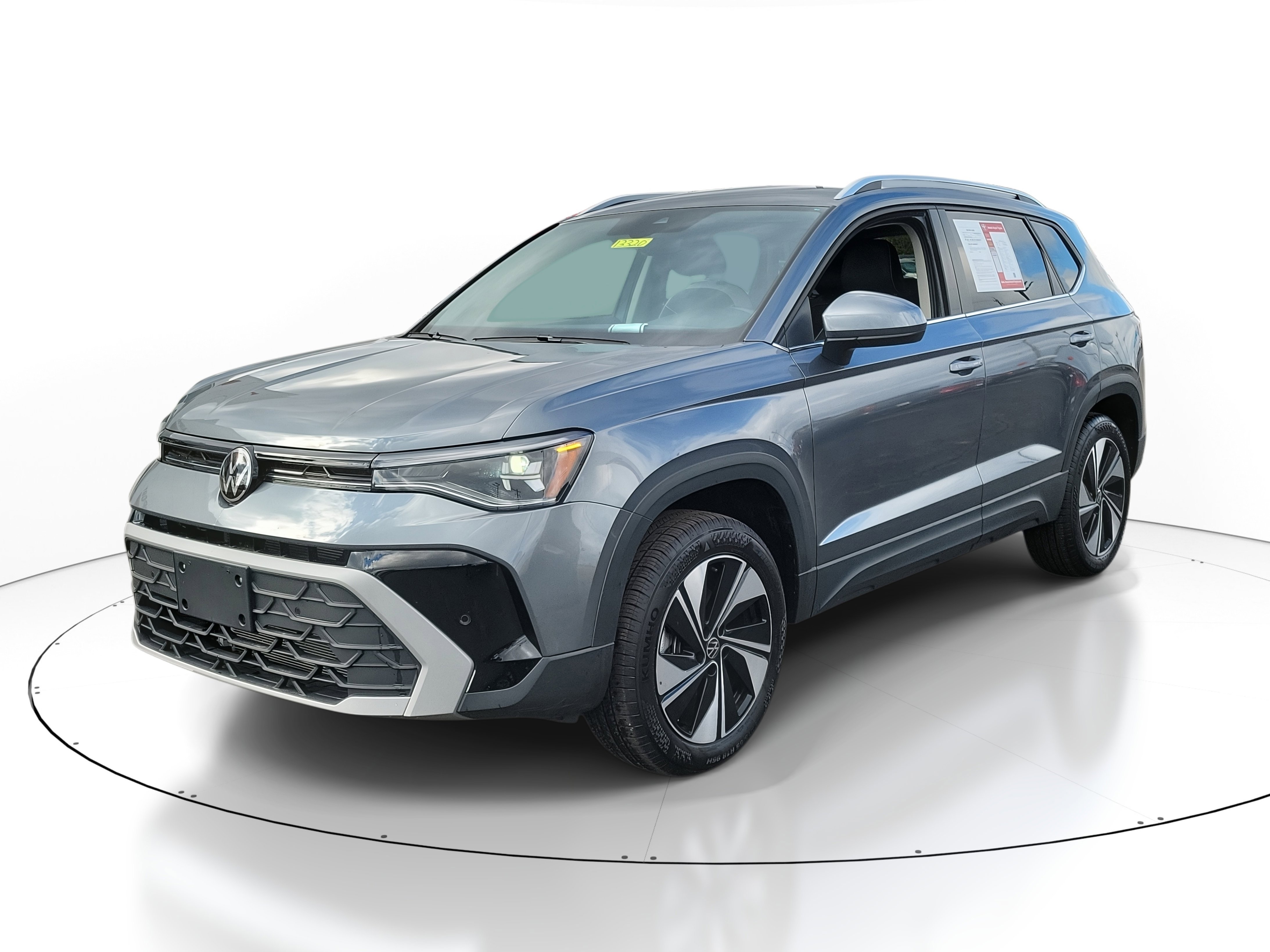 Used 2025 Volkswagen Taos SE image 2