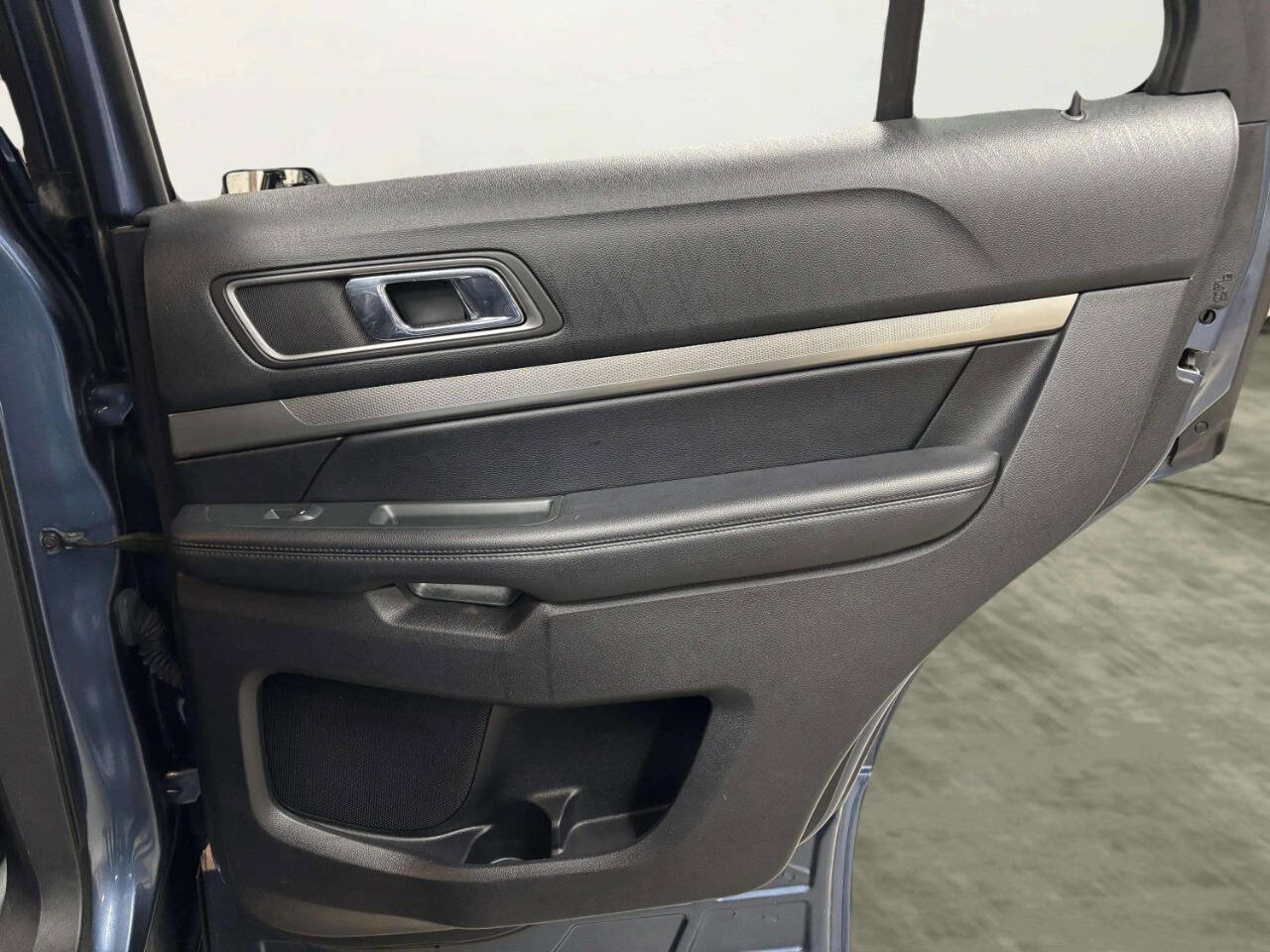 Used 2018 Ford Explorer XLT w/ Equipment Group 202A AWD/4WD image 21