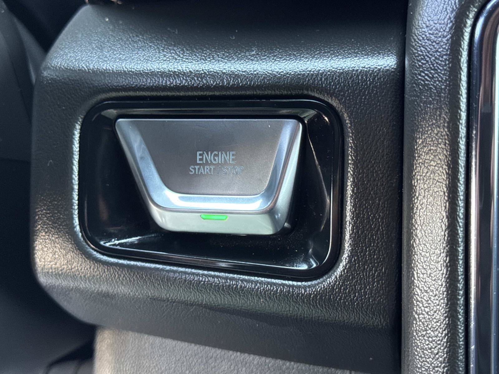 Used 2025 GMC Yukon AT4 w/ AT4 Premium Package AWD/4WD image 18