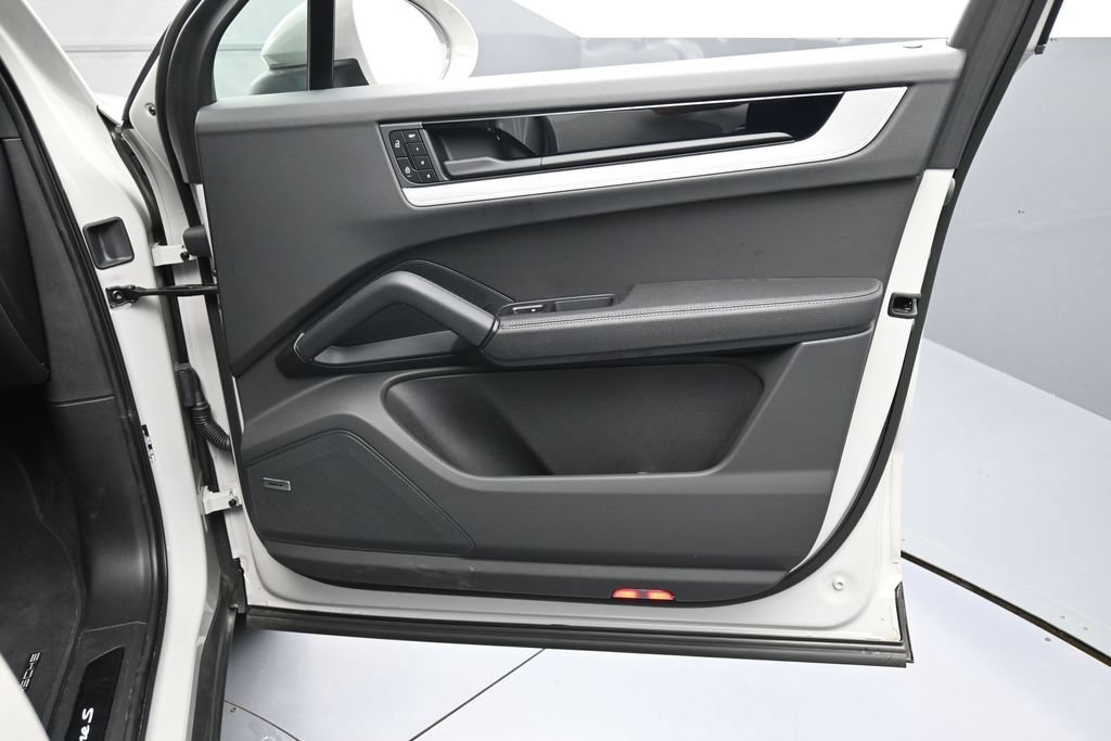 Certified 2025 Porsche Cayenne S AWD/4WD image 30