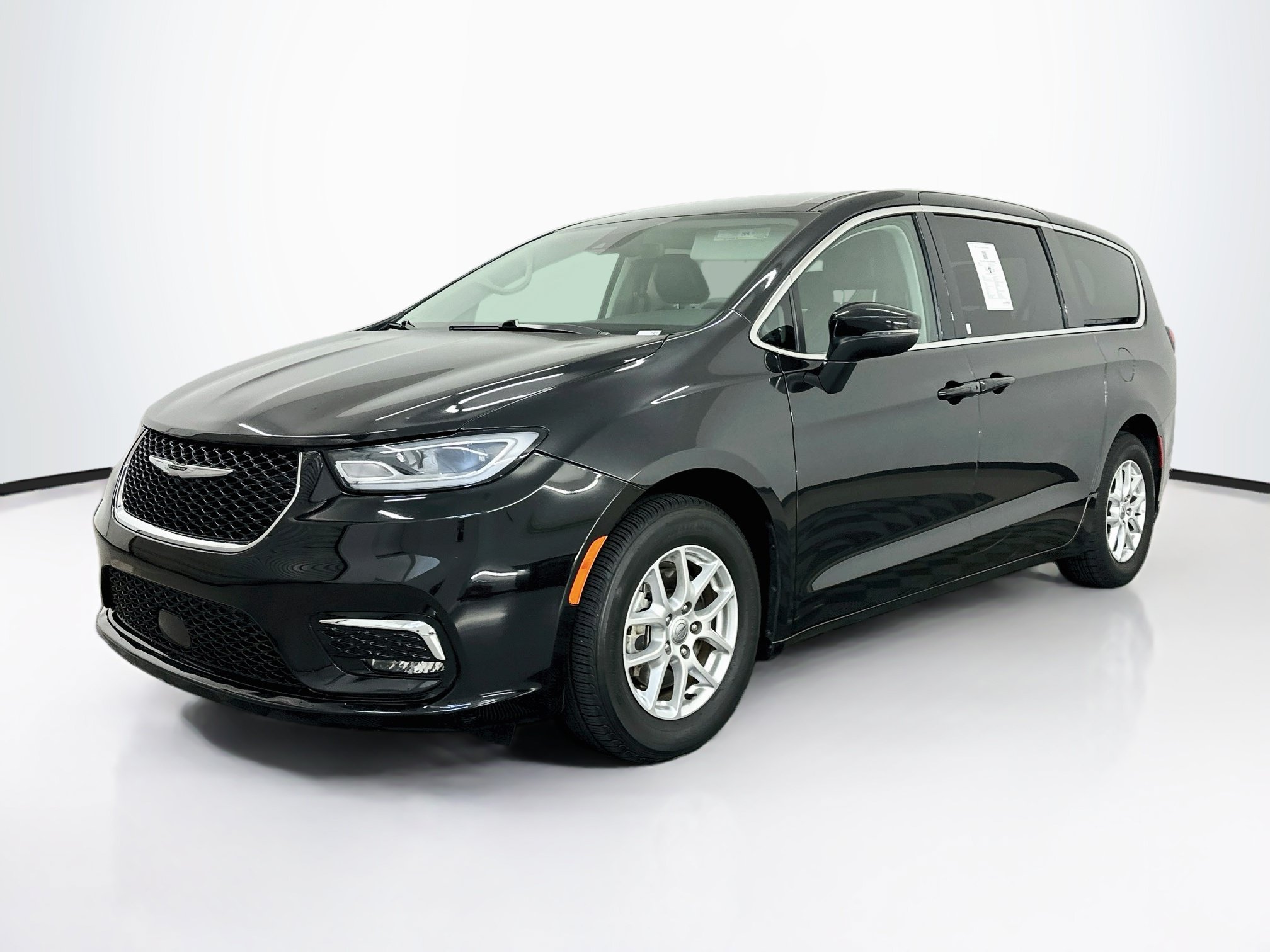Used 2023 Chrysler Pacifica Touring-L FWD image 3