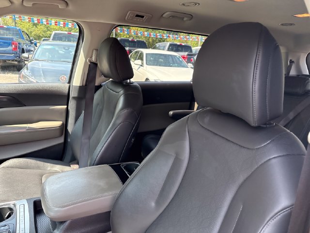 Used 2025 Kia Carnival FWD image 9