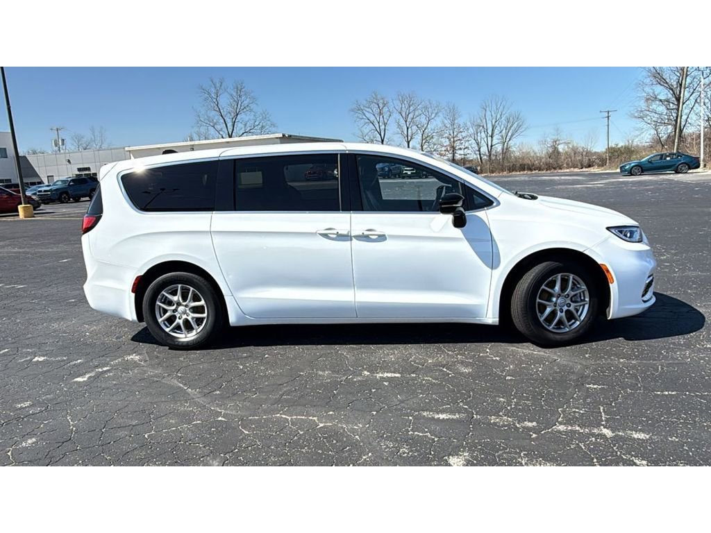 Used 2025 Chrysler Pacifica Select image 9