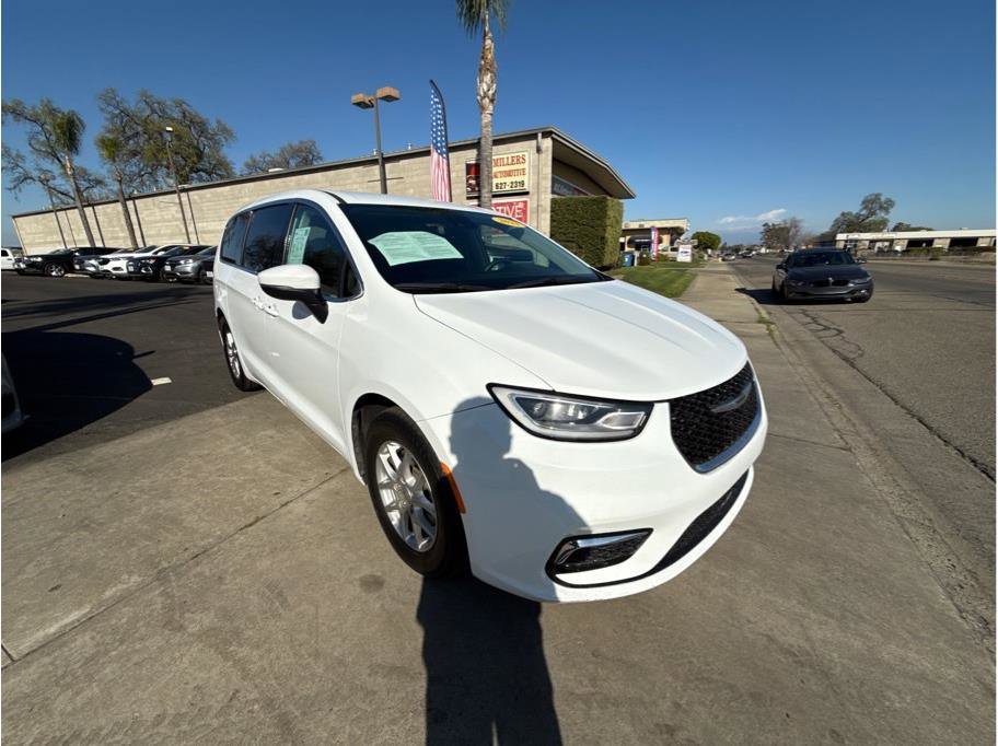 Used 2023 Chrysler Pacifica Touring-L FWD image 3