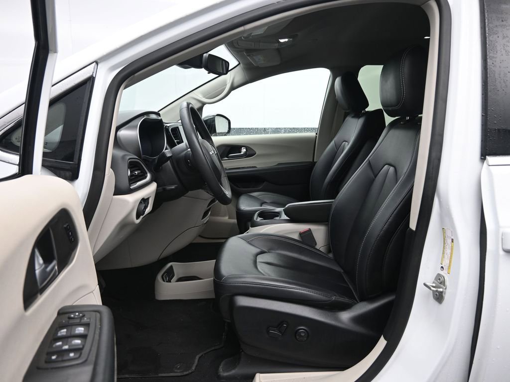 Used 2024 Chrysler Pacifica Touring-L FWD image 21