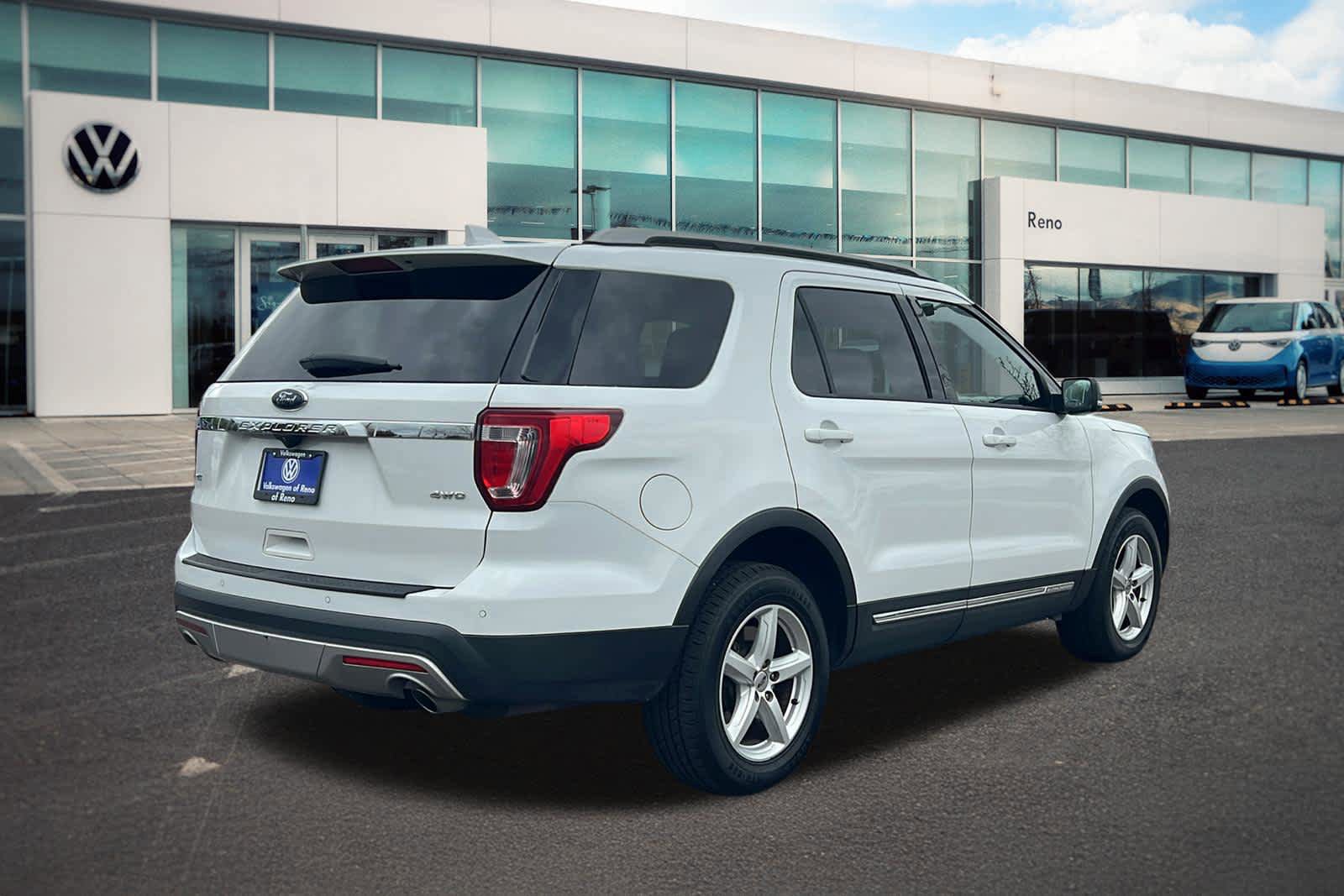 Used 2017 Ford Explorer XLT w/ Equipment Group 202A AWD/4WD image 5