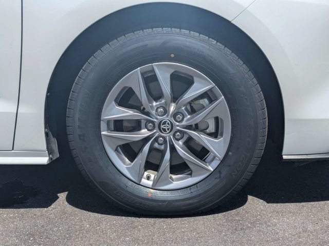Used 2024 Toyota Sienna XLE FWD image 11