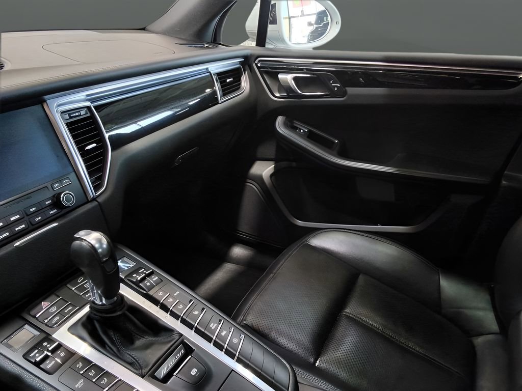 Used 2018 Porsche Macan w/ Premium Package image 15
