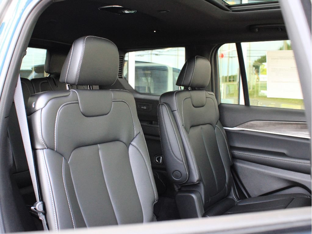 New 2026 Jeep Grand Cherokee L Limited w/ Limited Altitude Package AWD/4WD image 28