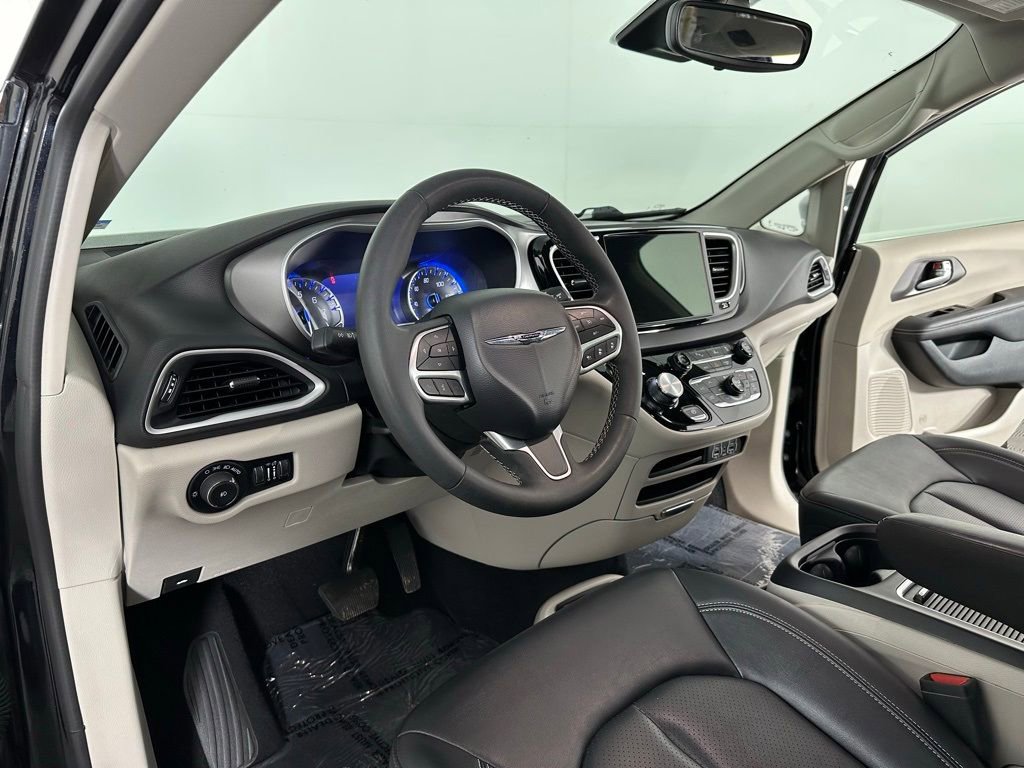 Used 2024 Chrysler Pacifica Touring-L image 2