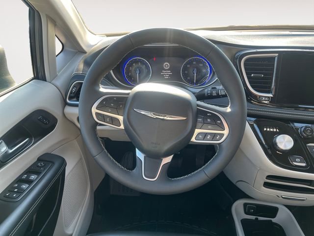 Used 2023 Chrysler Pacifica Touring-L AWD/4WD image 12