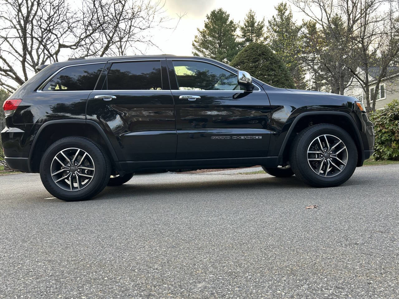 Used 2019 Jeep Grand Cherokee Limited AWD/4WD image 5