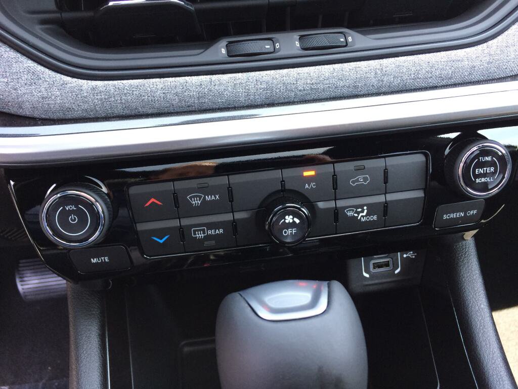 Used 2023 Jeep Compass Latitude w/ Sun and Sound Group AWD/4WD image 30