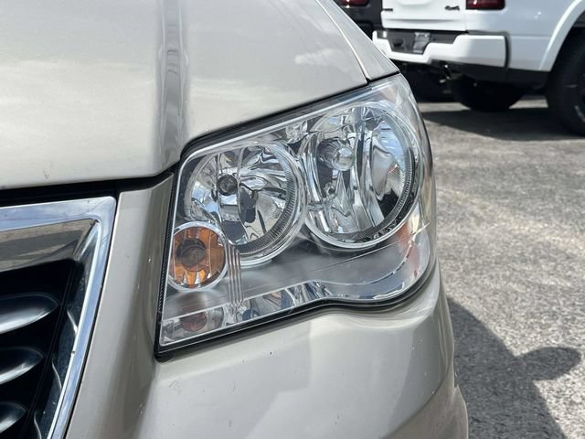 Used 2014 Chrysler Town & Country Touring FWD image 9