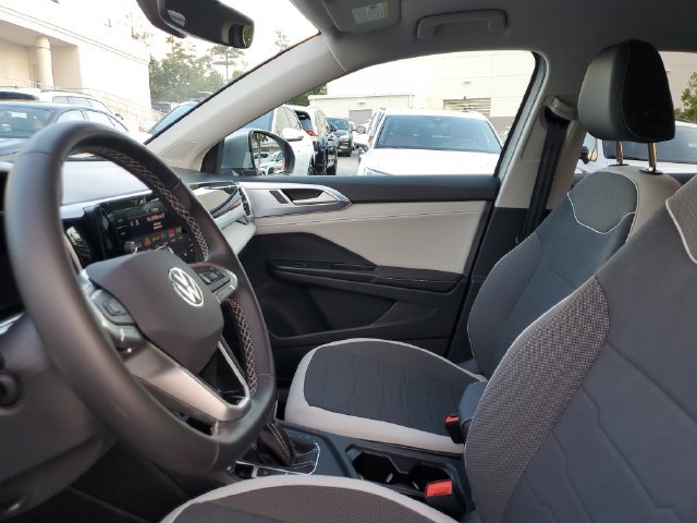 Certified 2025 Volkswagen Taos SE w/ Black Wheel Package FWD image 23