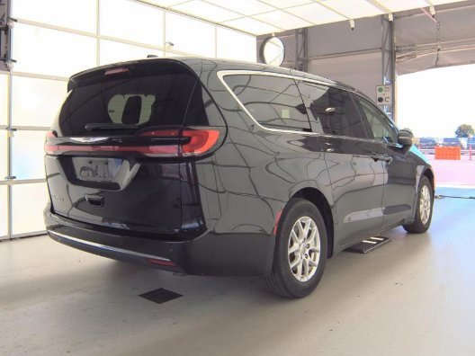 Used 2023 Chrysler Pacifica Touring-L image 4