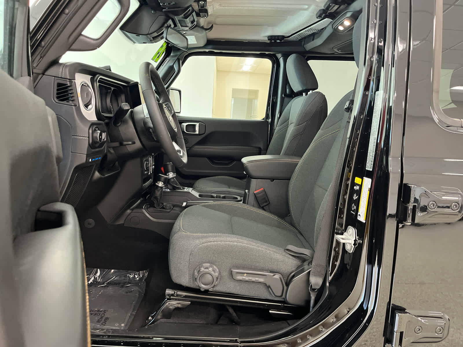 Used 2025 Jeep Wrangler Sahara image 14