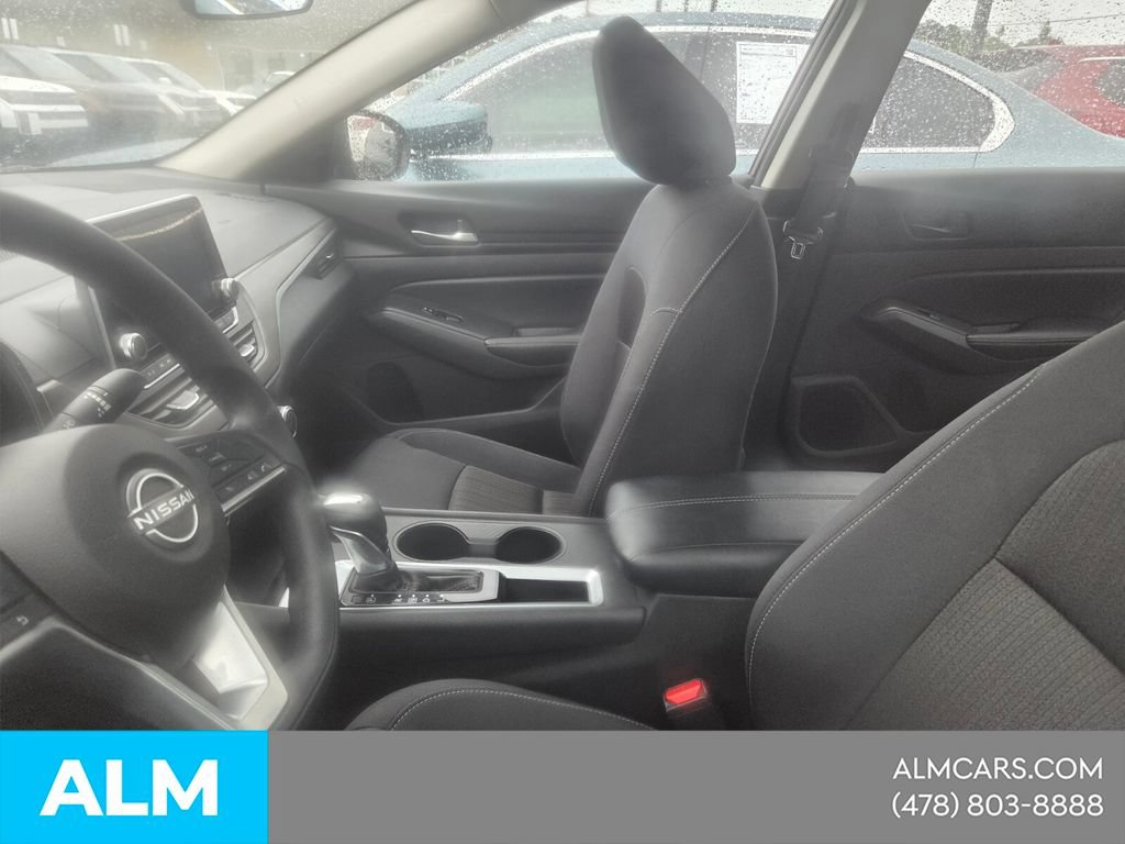 Used 2025 Nissan Altima 2.5 SV FWD image 3