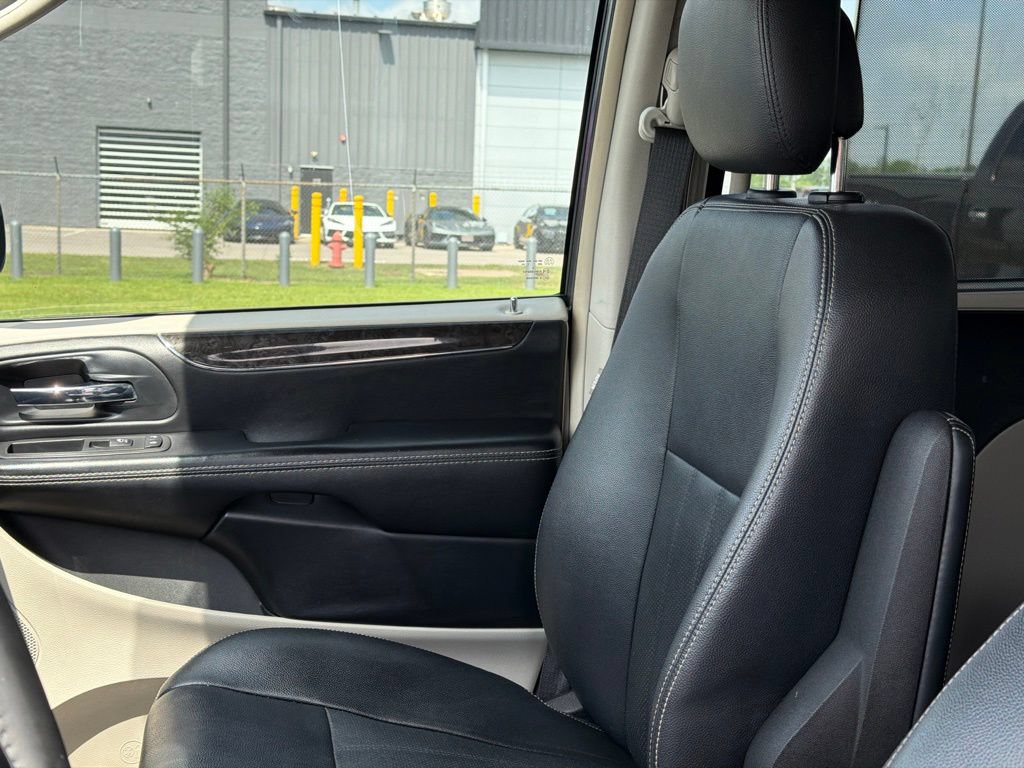 Used 2016 Chrysler Town & Country Touring-L w/ Driver Convenience Group FWD image 10
