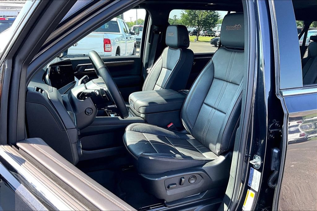 Used 2025 Chevrolet Suburban High Country w/ Sun And Tow Package AWD/4WD image 23