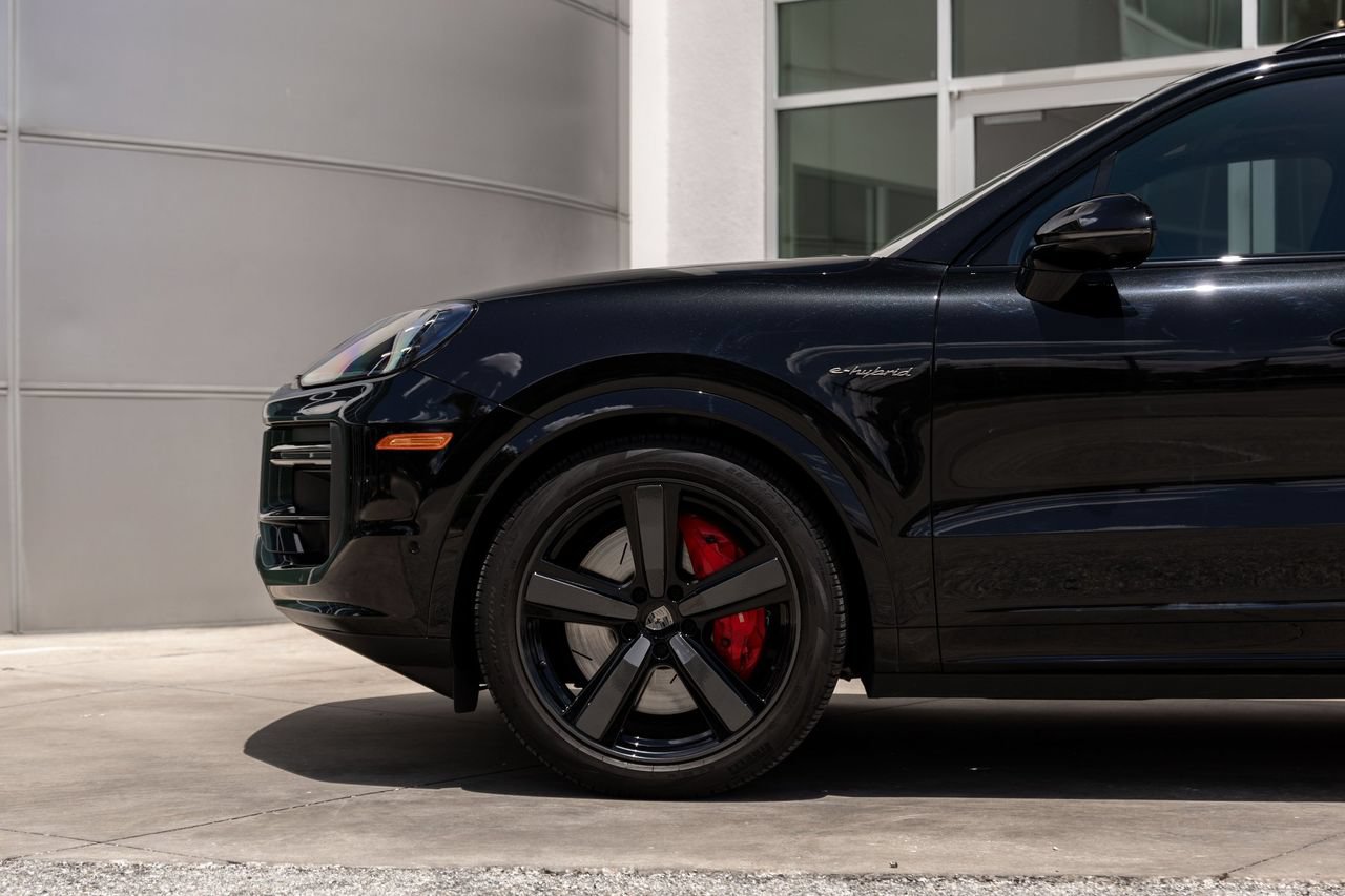 Used 2025 Porsche Cayenne Turbo AWD/4WD image 16