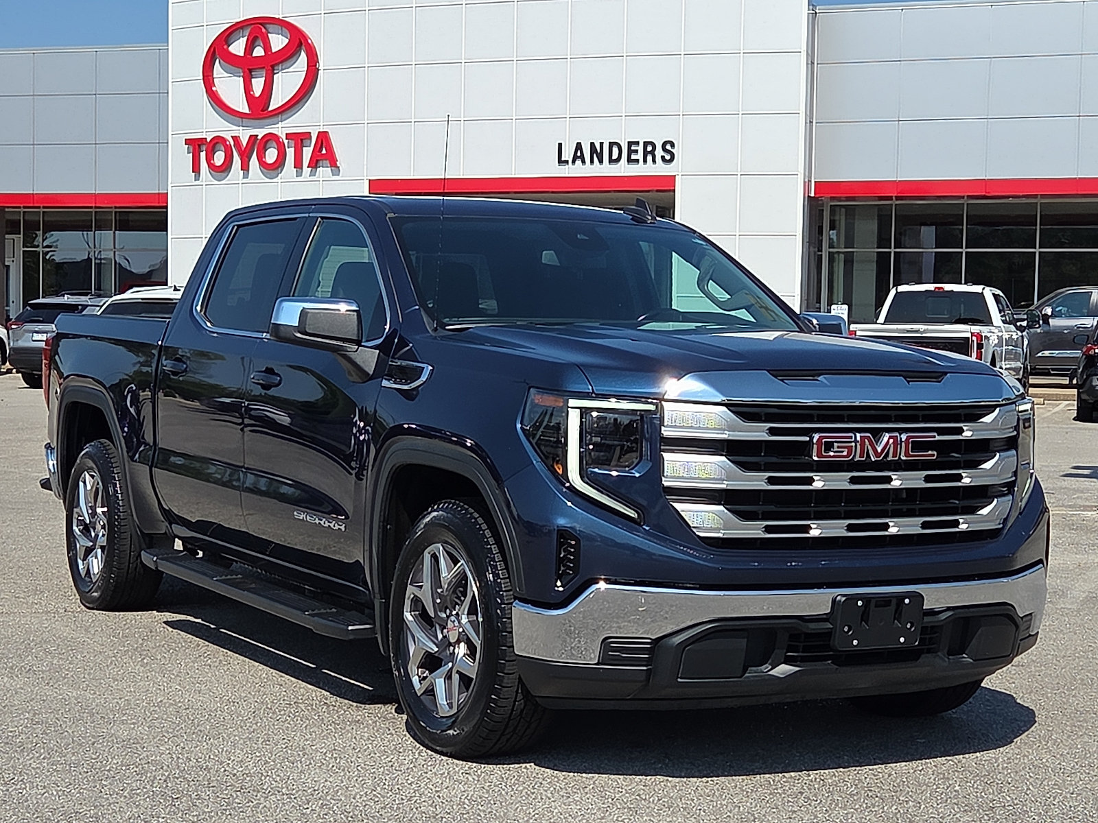 Used 2023 GMC Sierra 1500 SLE RWD image 1
