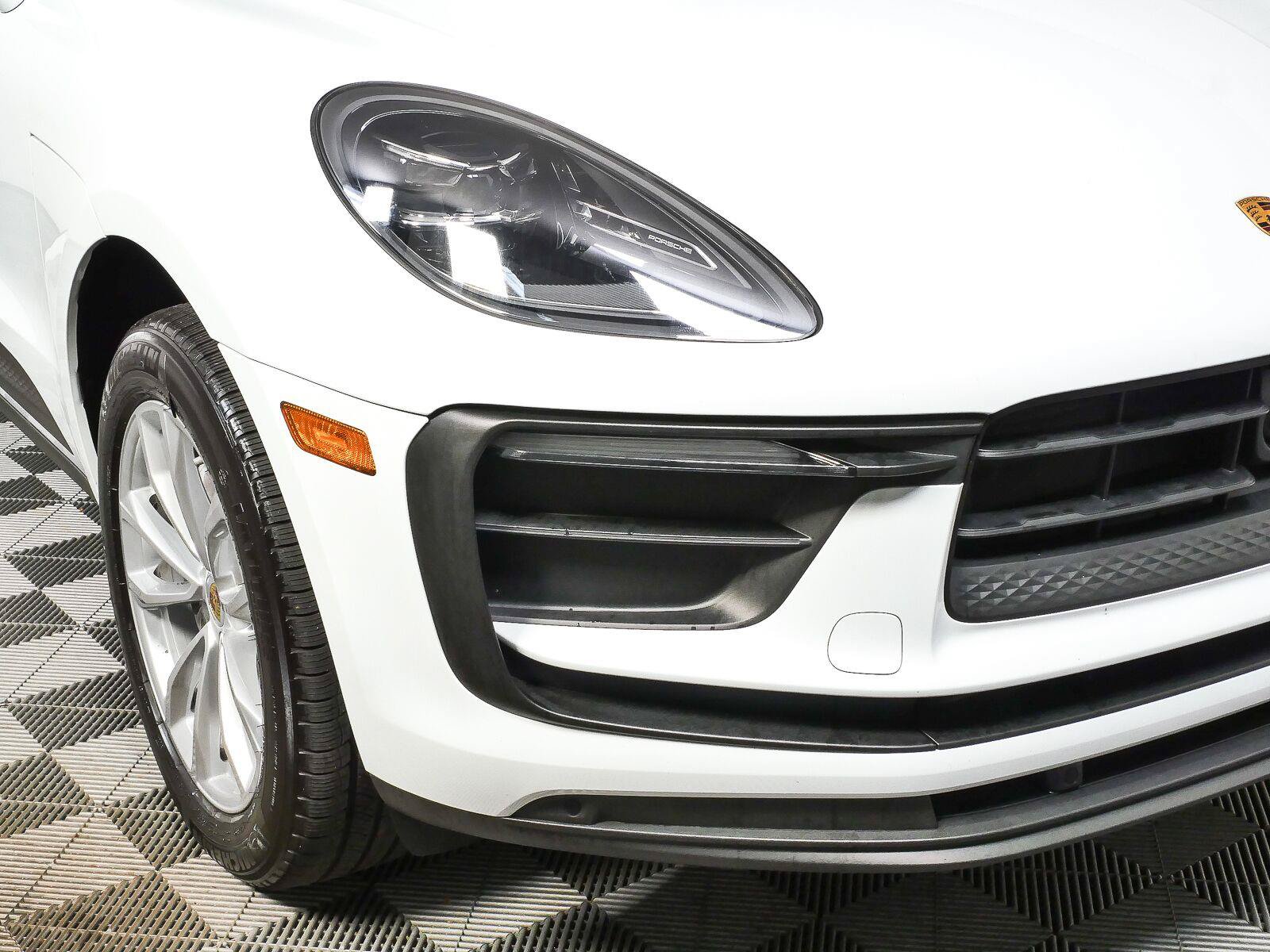 Certified 2025 Porsche Macan Turbo AWD/4WD image 39
