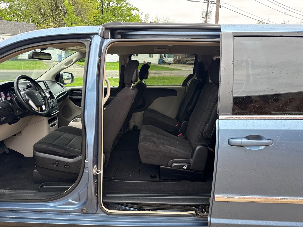 Used 2012 Chrysler Town & Country Touring FWD image 12