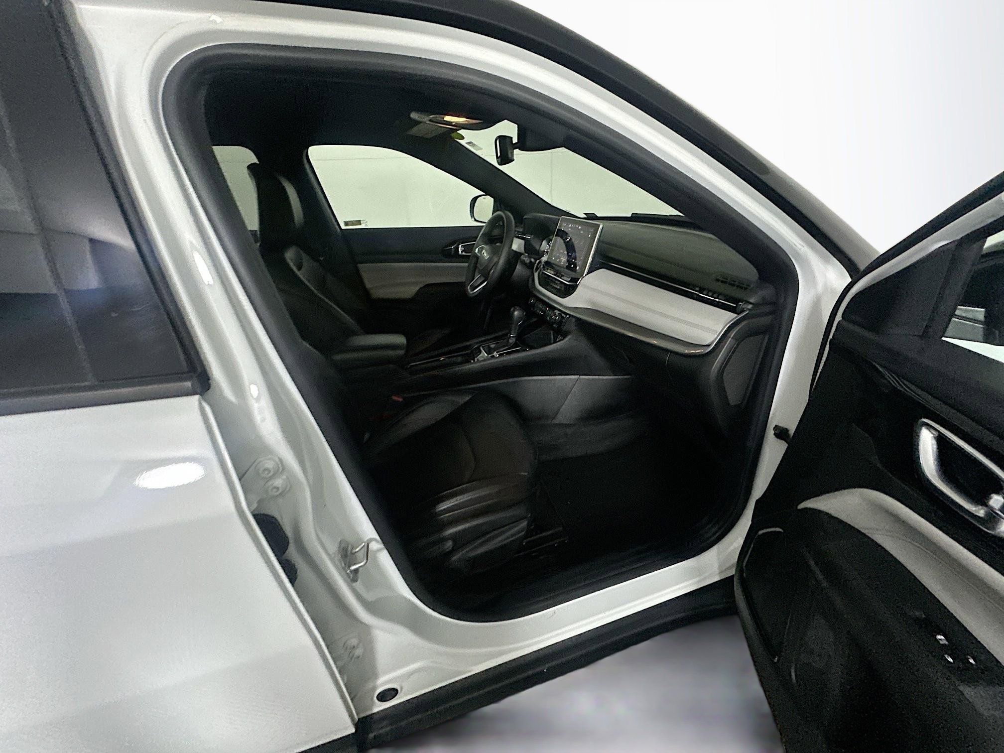 Used 2025 Jeep Compass Limited AWD/4WD image 29