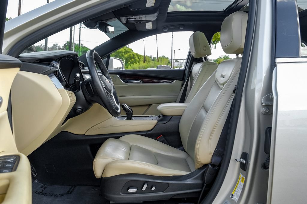 Used 2017 Cadillac XT5 Luxury w/ Driver Awareness Package FWD image 31