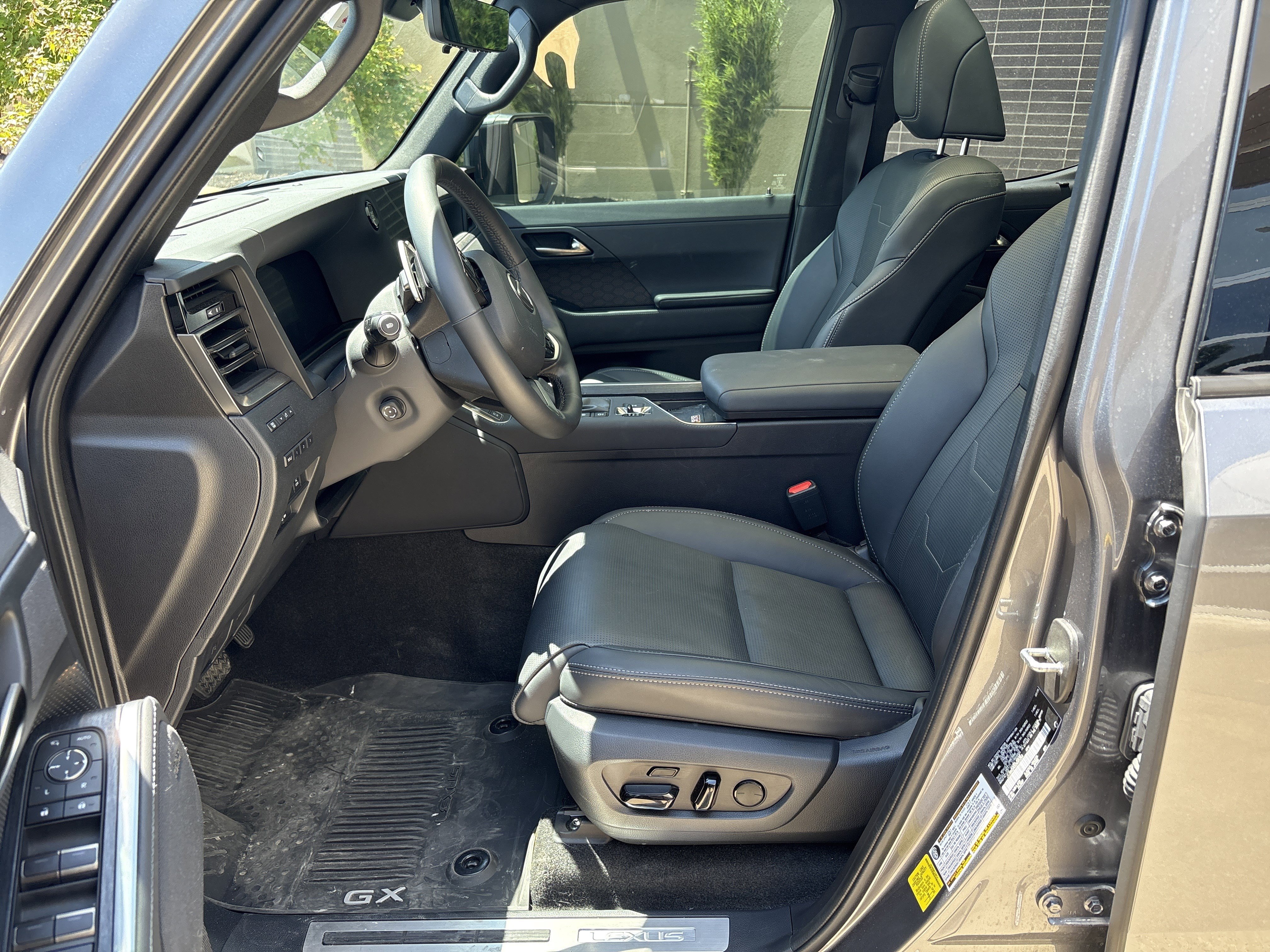 Used 2025 Lexus GX 550 w/ Accessory Package (2T) AWD/4WD image 16