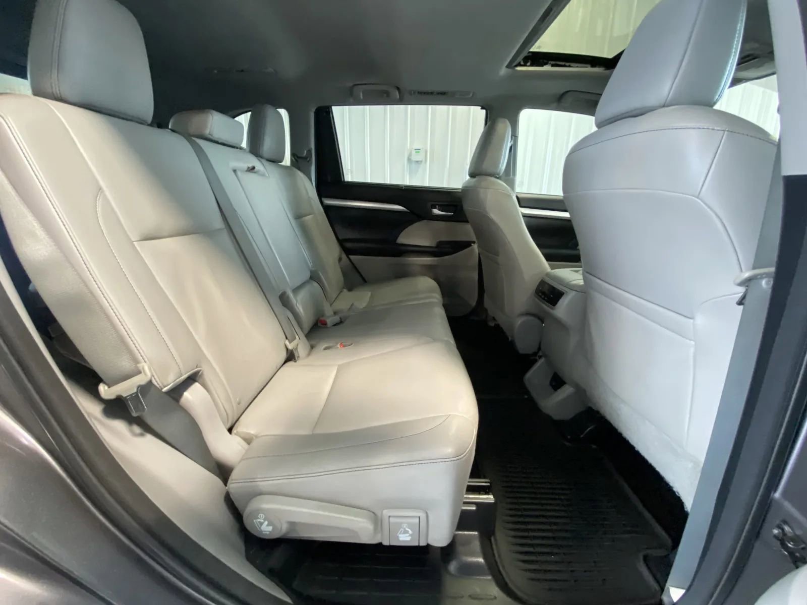 Used 2014 Toyota Highlander XLE AWD/4WD image 21