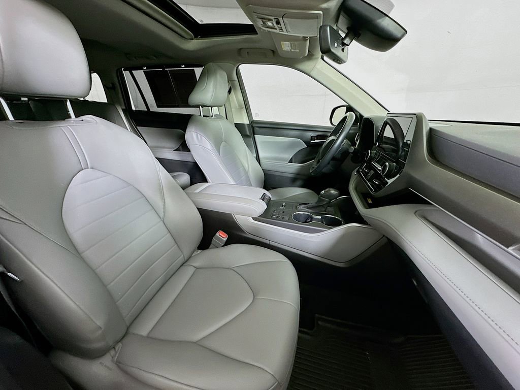 Used 2023 Toyota Highlander XLE FWD image 12