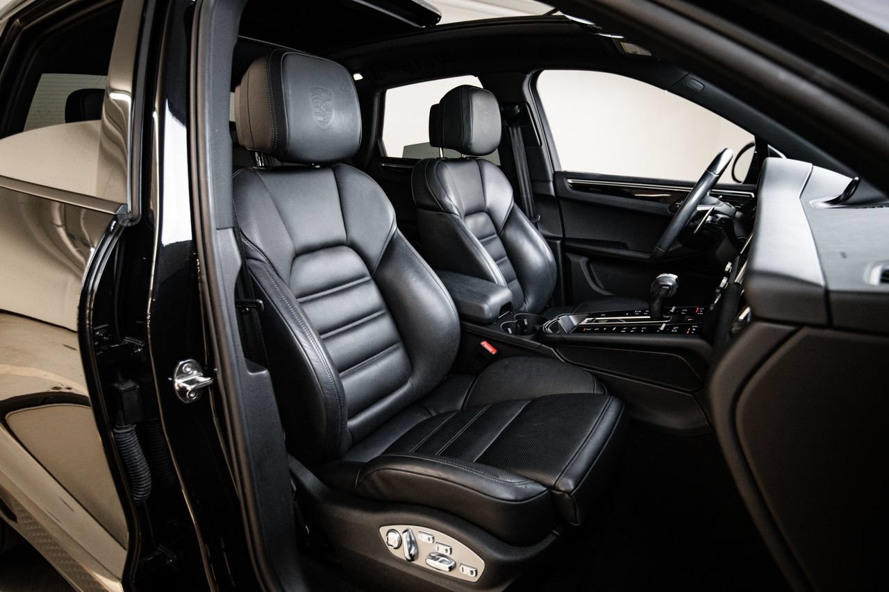 Certified 2024 Porsche Macan AWD/4WD image 29