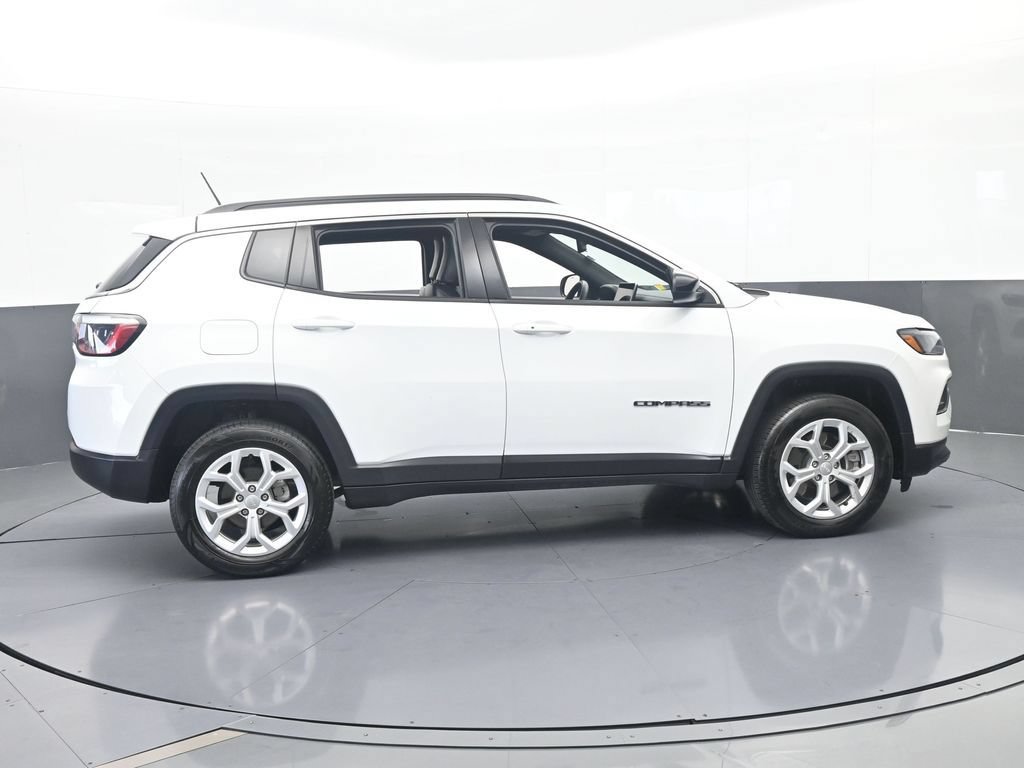 Used 2024 Jeep Compass Latitude AWD/4WD image 7
