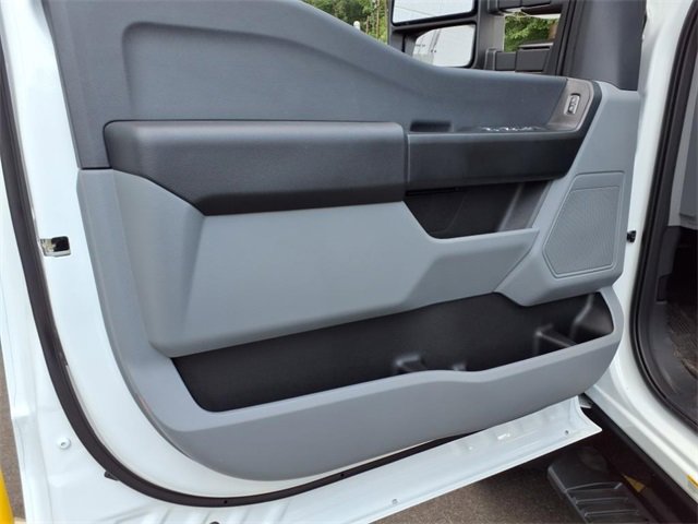New 2025 Ford F550 4x4 Crew Cab image 12