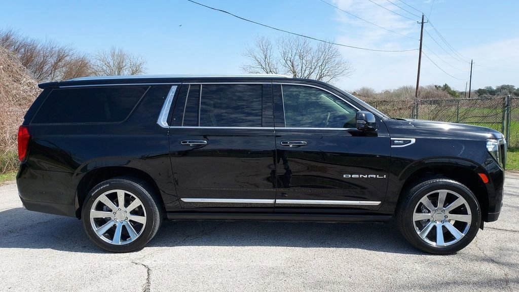 Used 2022 GMC Yukon XL Denali w/ Denali Premium Package image 2