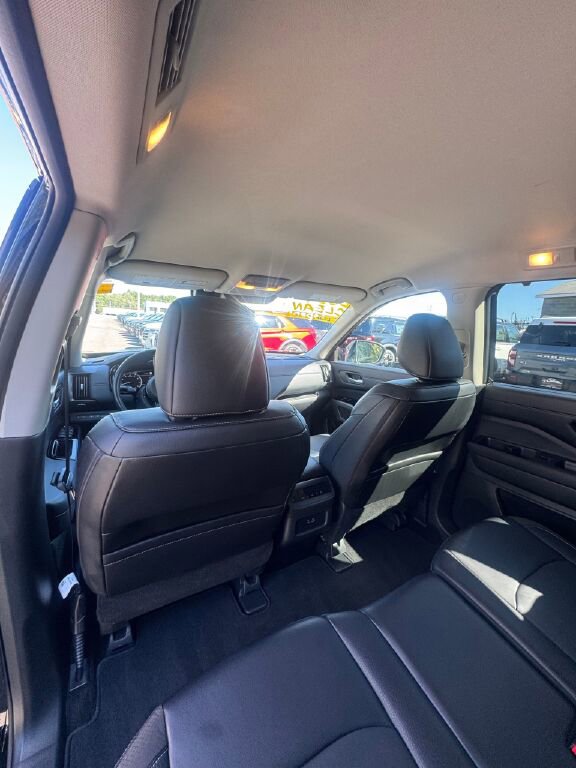 Used 2024 Nissan Pathfinder SL image 16
