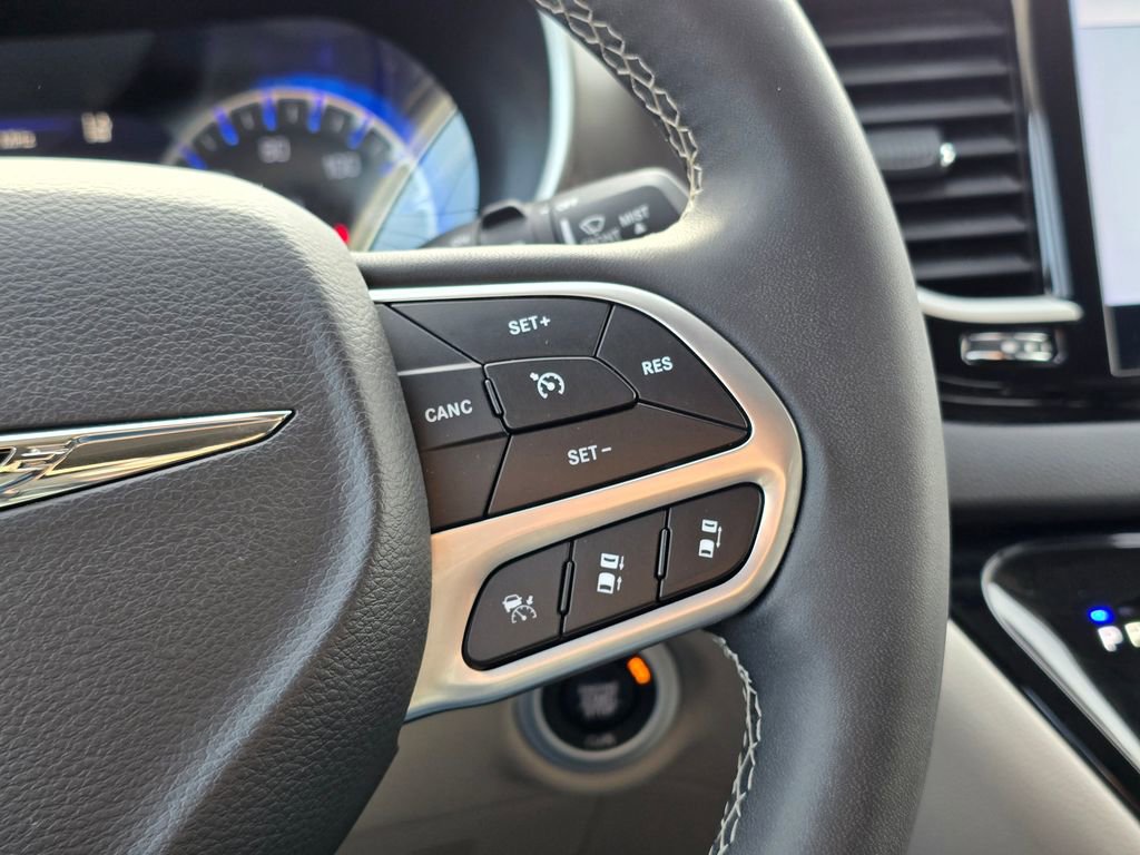 Used 2024 Chrysler Pacifica Touring-L image 33