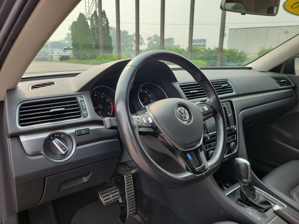 Used 2018 Volkswagen Passat 2.0T FWD image 18